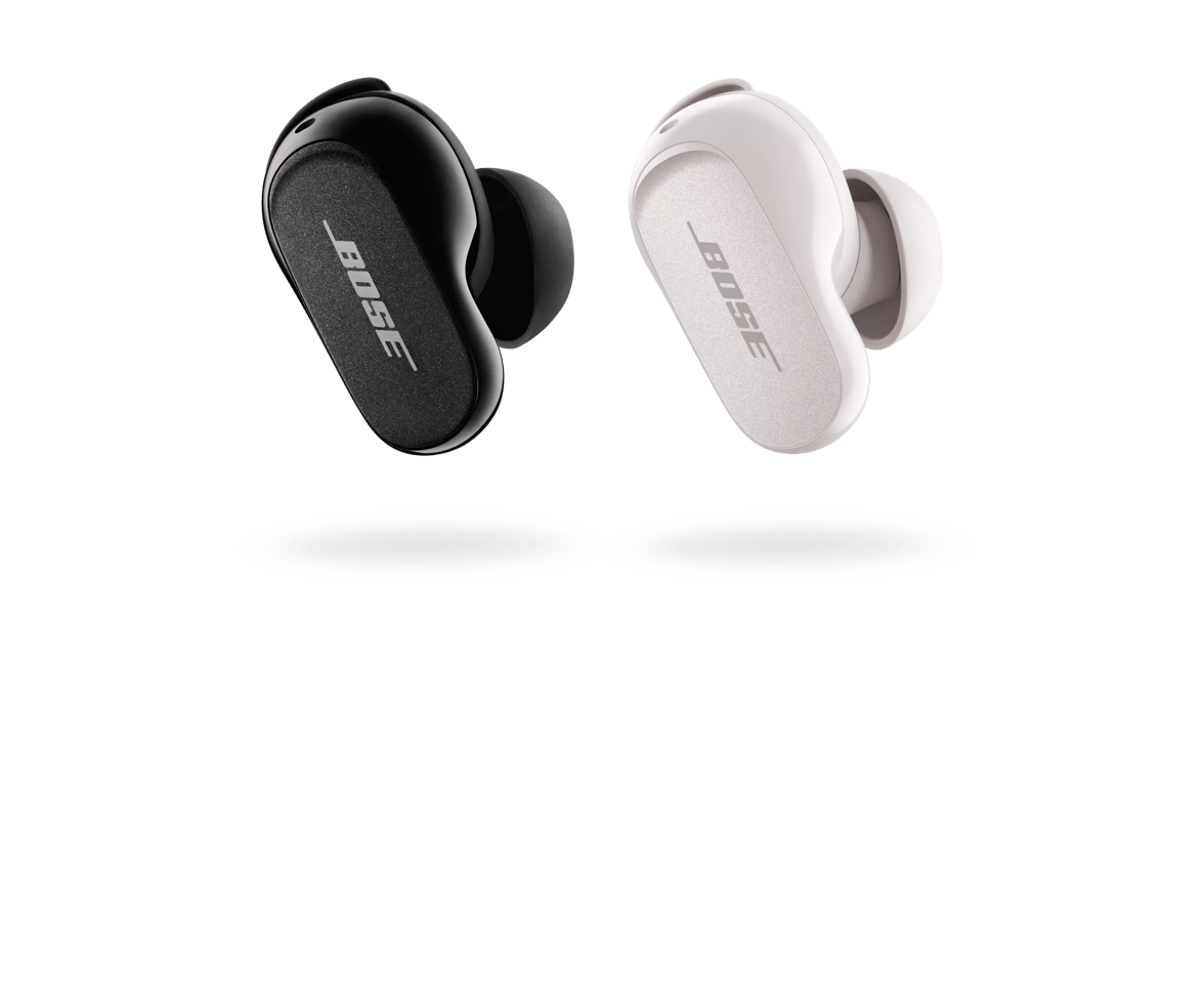 Une paire d’écouteurs QuietComfort II en Triple noir et une en Soapstone