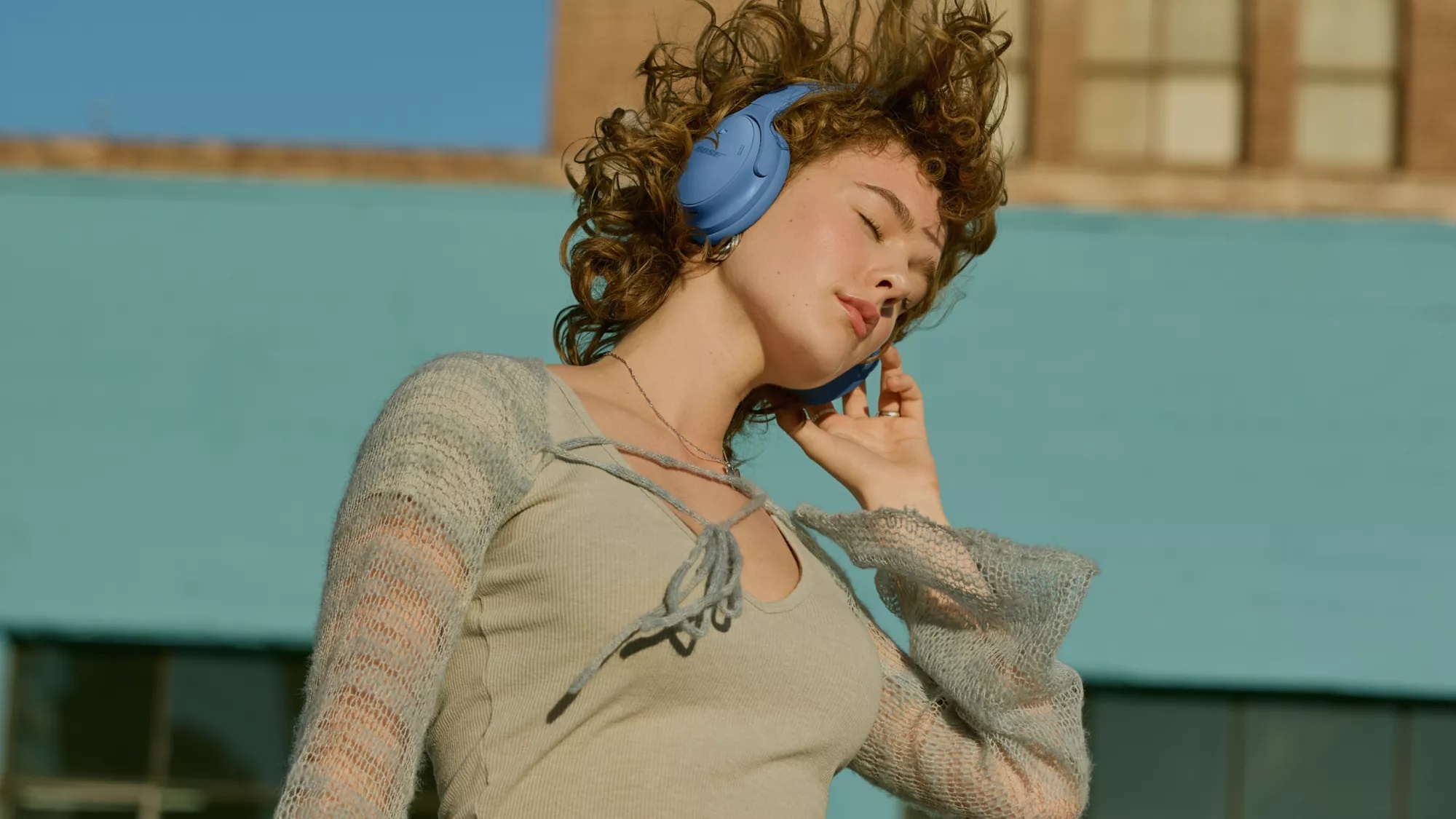 Woman wearing Bose QuietComfort Headphones outside.