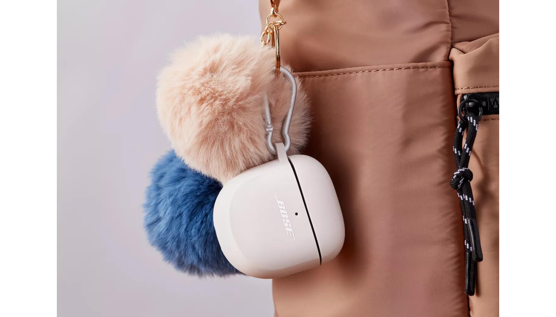 Protection en silicone pour écouteurs QuietComfort II Bose Soapstone attachée à un sac