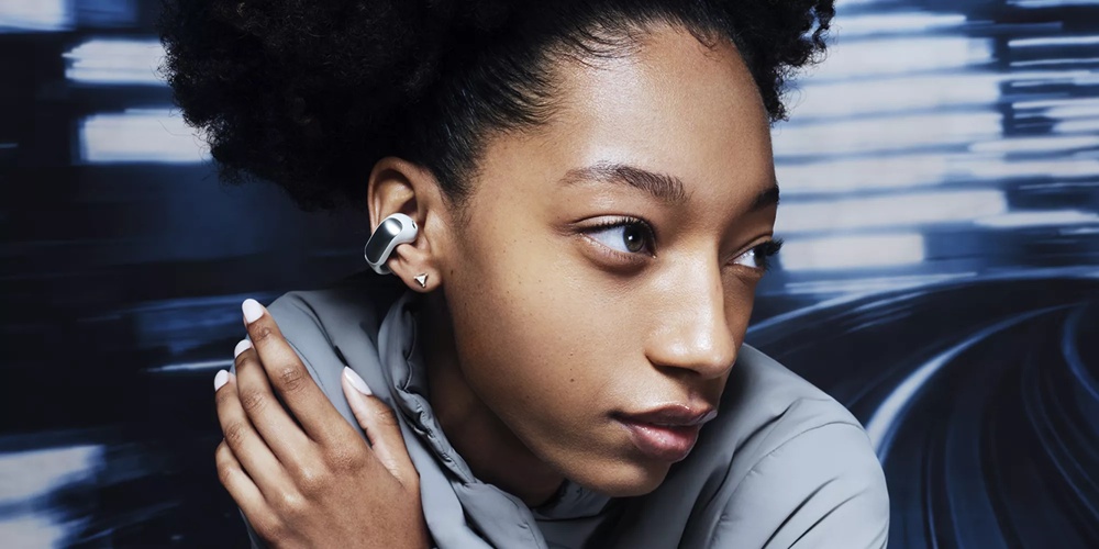 Femme portant les écouteurs oreilles libres Bose Ultra