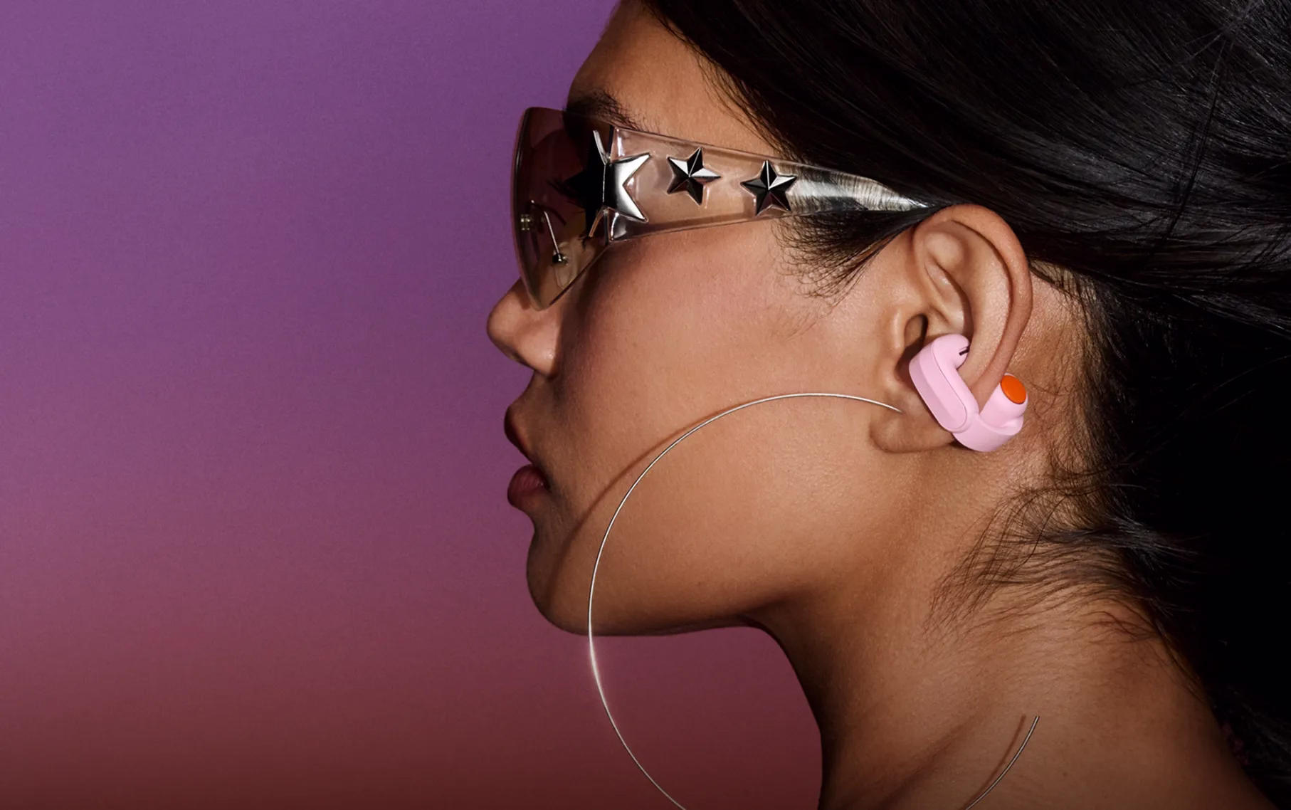 Woman wearing QuietComfort Headphones (2nd Gen) in Sky Pink.