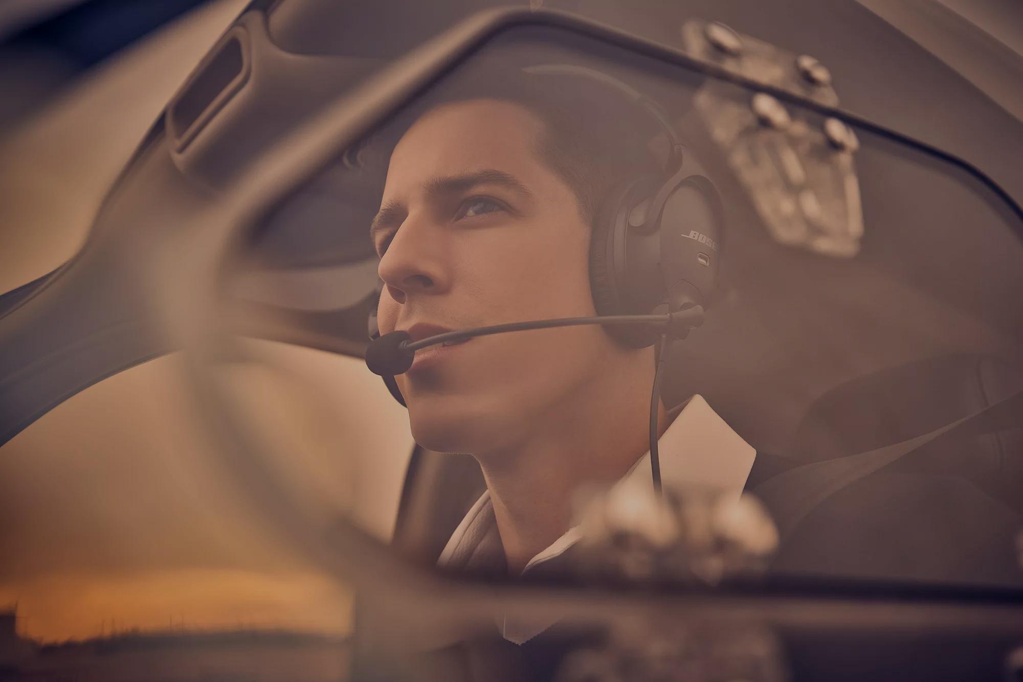 Un homme pilote portant le casque d’aviation Bose A30 dans un avion