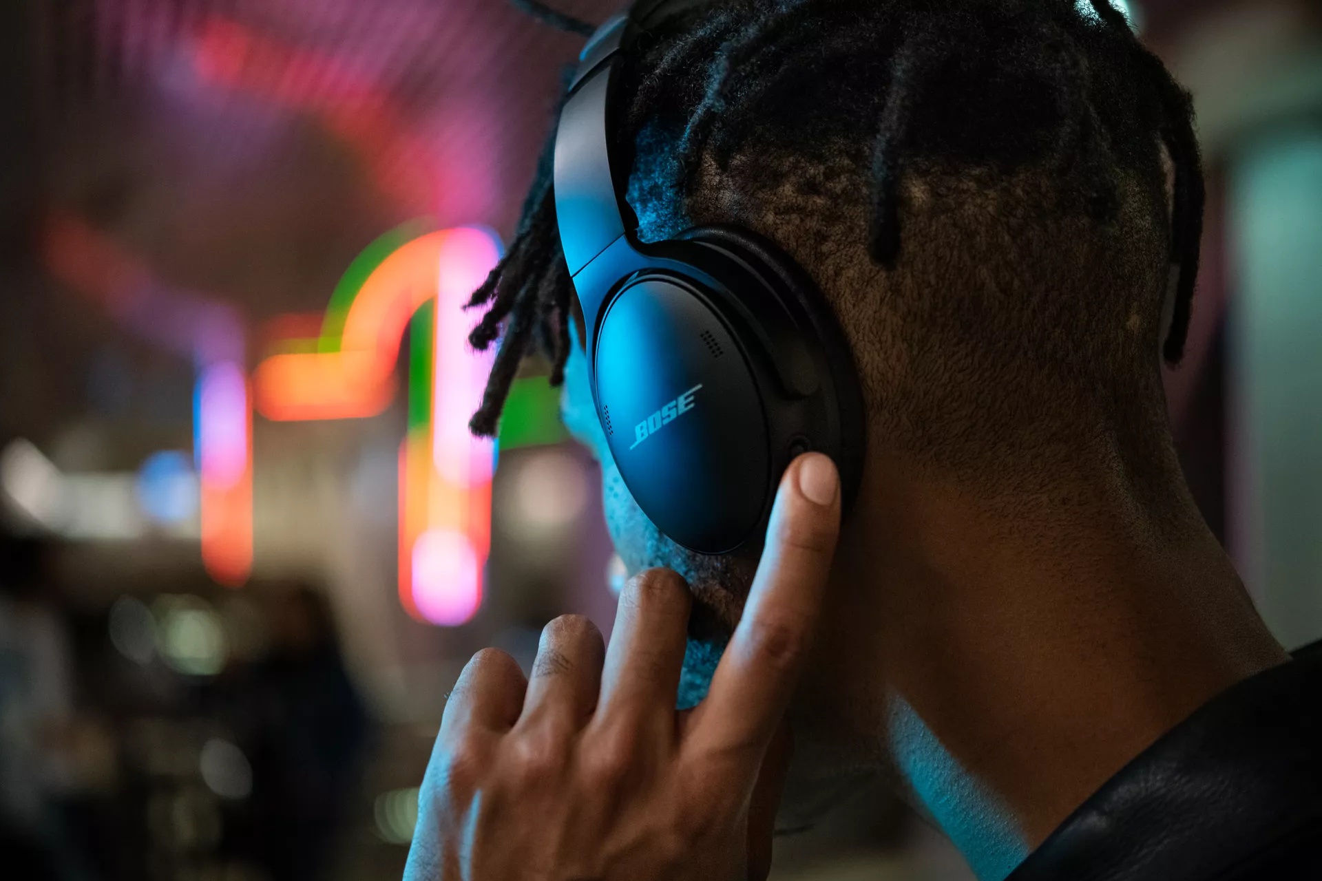 Man wearing the refurbished Bose QuietComfort 45 Headphone