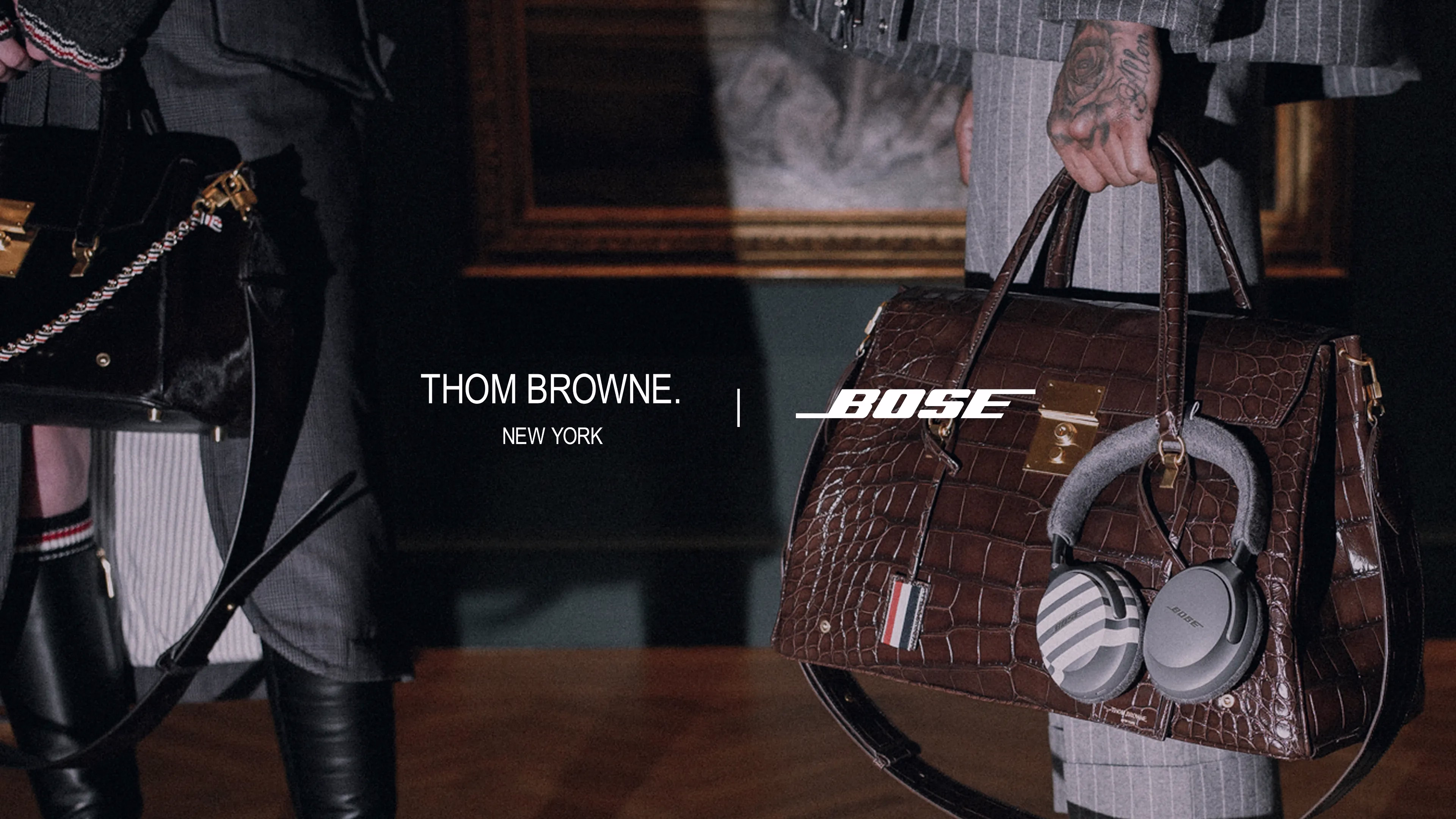 Logos Bose et Thom Browne et casque QuietComfort Ultra (2e&nbsp;g&eacute;n&eacute;ration) Bose &times; Thom Browne suspendu &agrave; l&rsquo;anse d&rsquo;un sac &agrave; main port&eacute; par une femme.