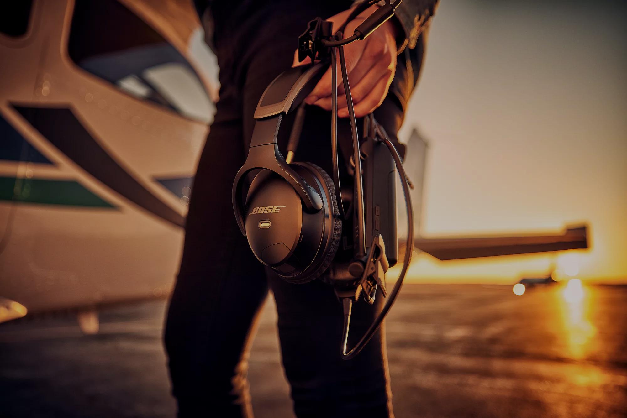 Un pilote transportant le casque d’aviation Bose A30