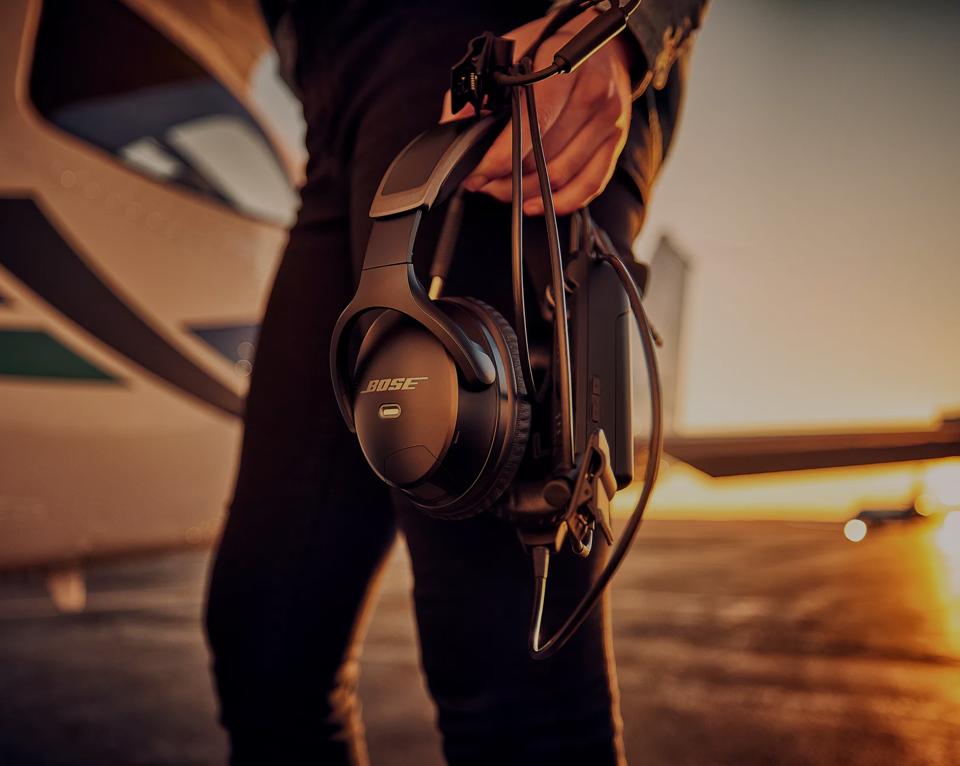 Un pilote transportant le casque d’aviation Bose A30