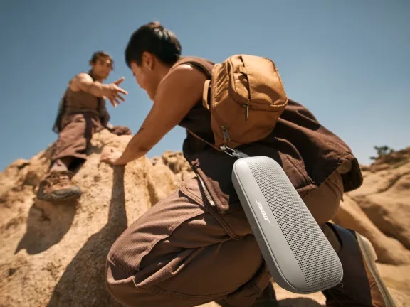 Deux amis faisant de l’escalade en écoutant une enceinte portative Bose SoundLink Flex (2e génération)