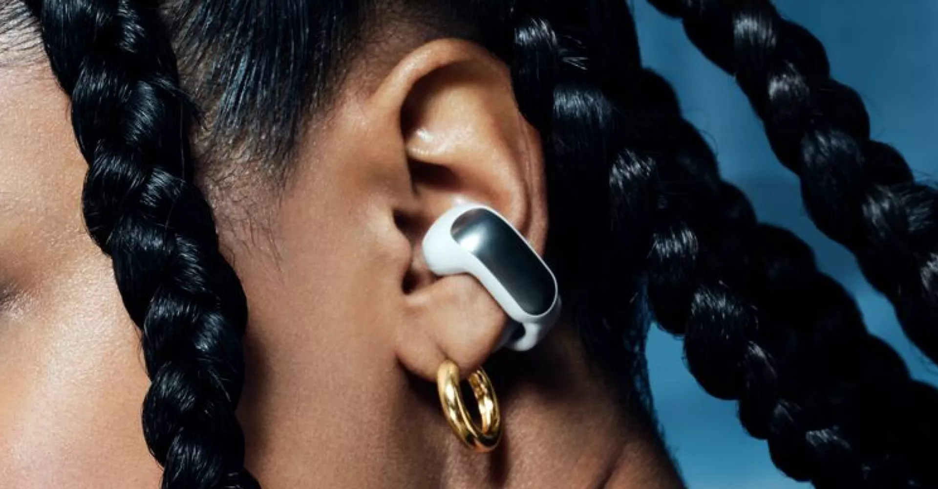 Femme portant les écouteurs oreilles libres Bose Ultra