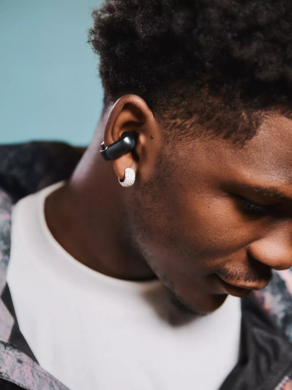 Anthony Edwards portant des écouteurs oreilles libres Bose Ultra