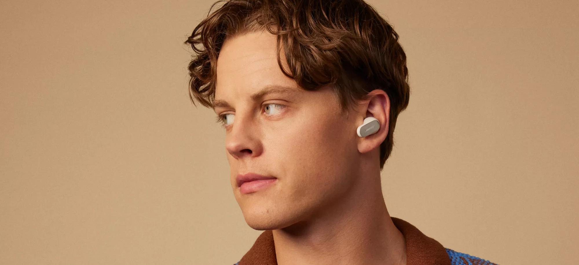 Joe Burrow portant les écouteurs QuietComfort Ultra de Bose