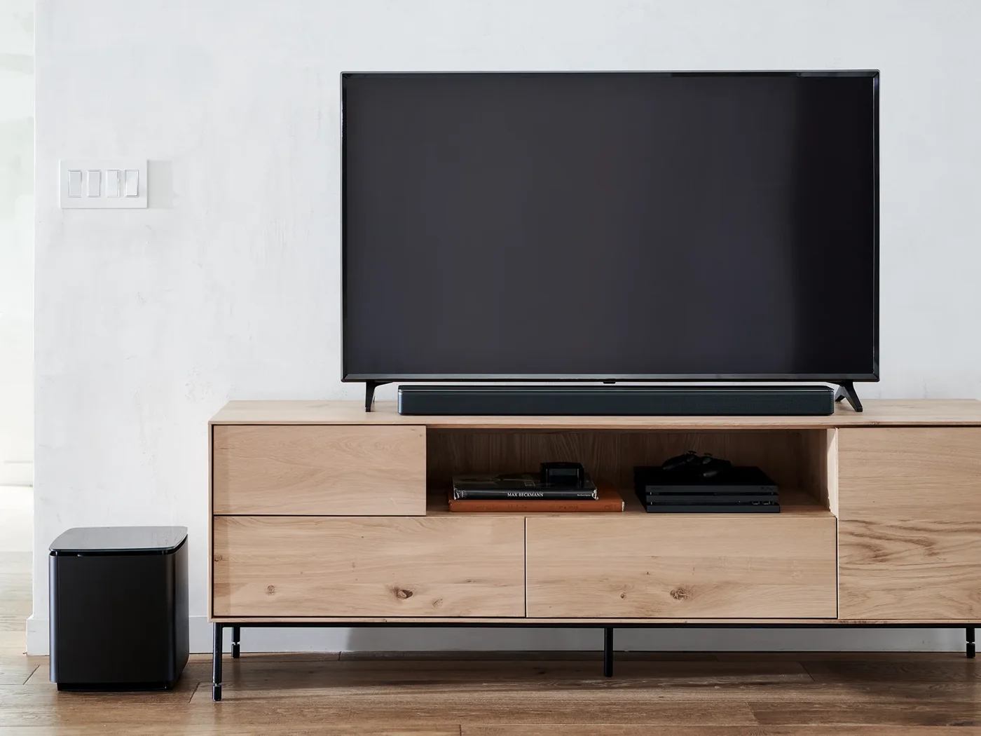 Un ensemble Bose intégré dans un salon lumineux, autour d’un meuble TV en bois