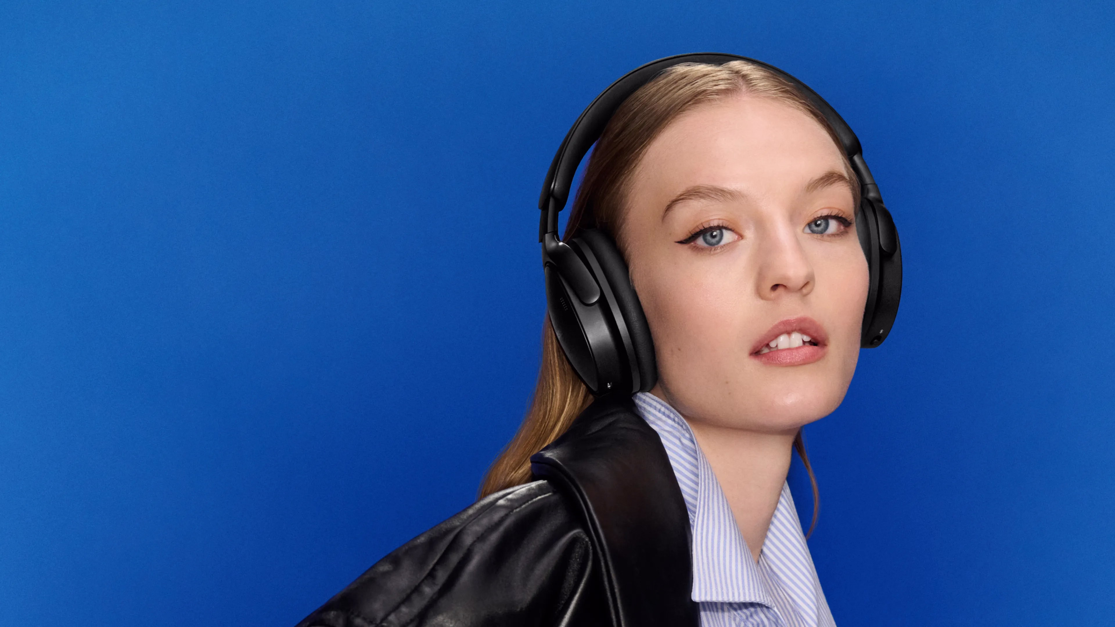 Woman wearing Bose QuietComfort Headphones (2nd Gen).