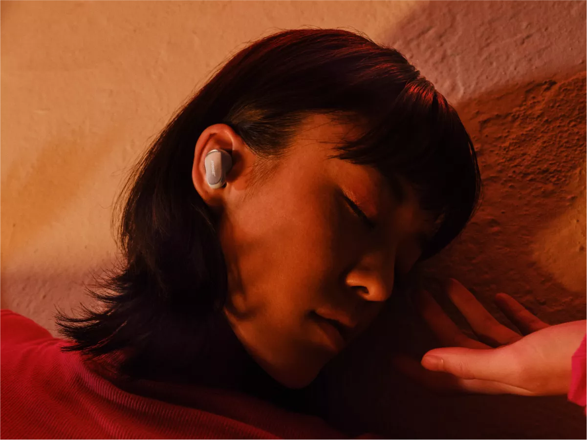 Femme portant les écouteurs QuietComfort Ultra de Bose