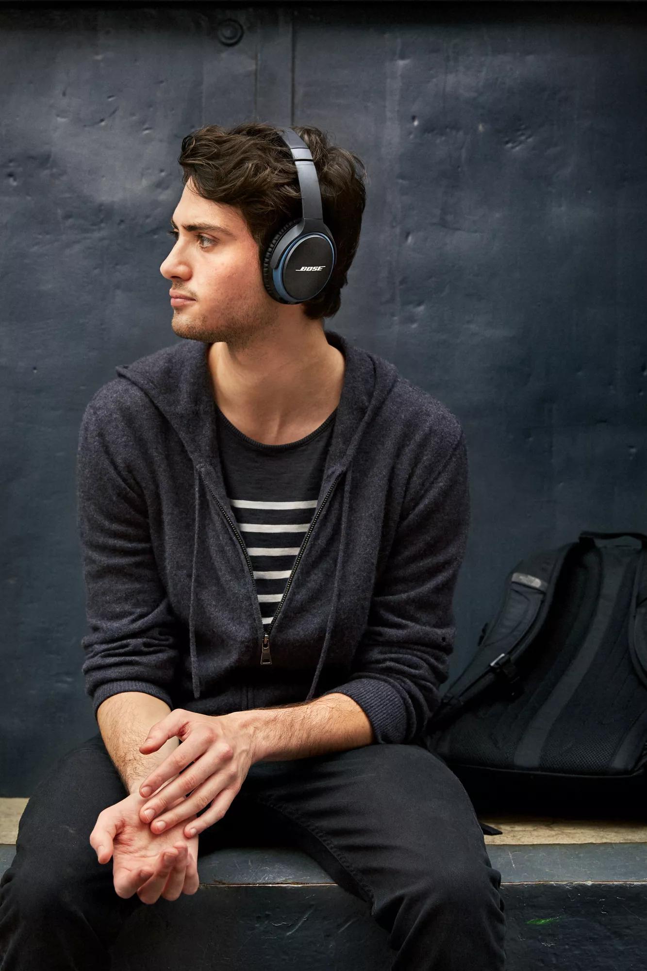 Man wearing Bose SoundLink around-ear headphones II