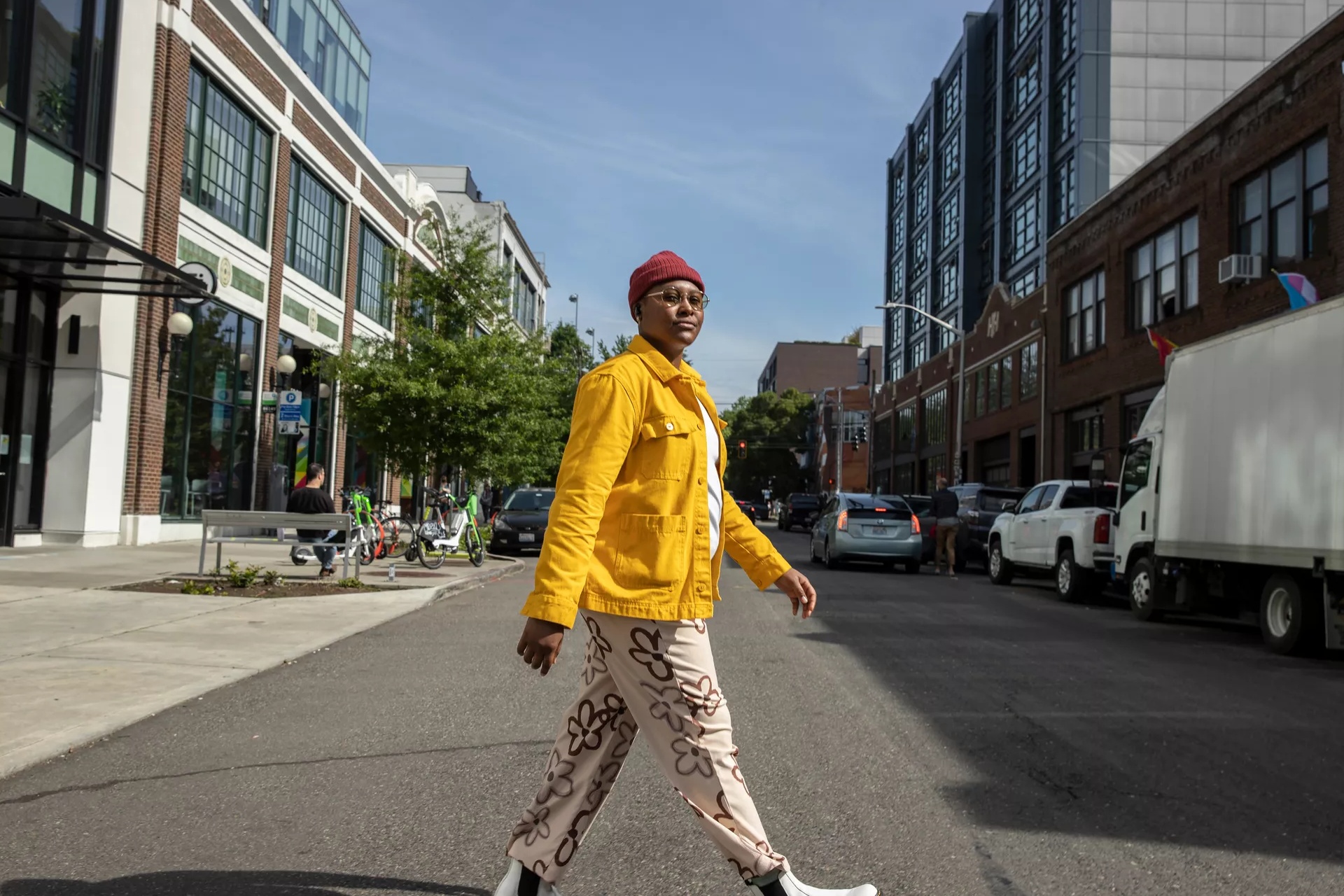 Une femme traverse la rue en portant des écouteurs Bose QuietComfort II