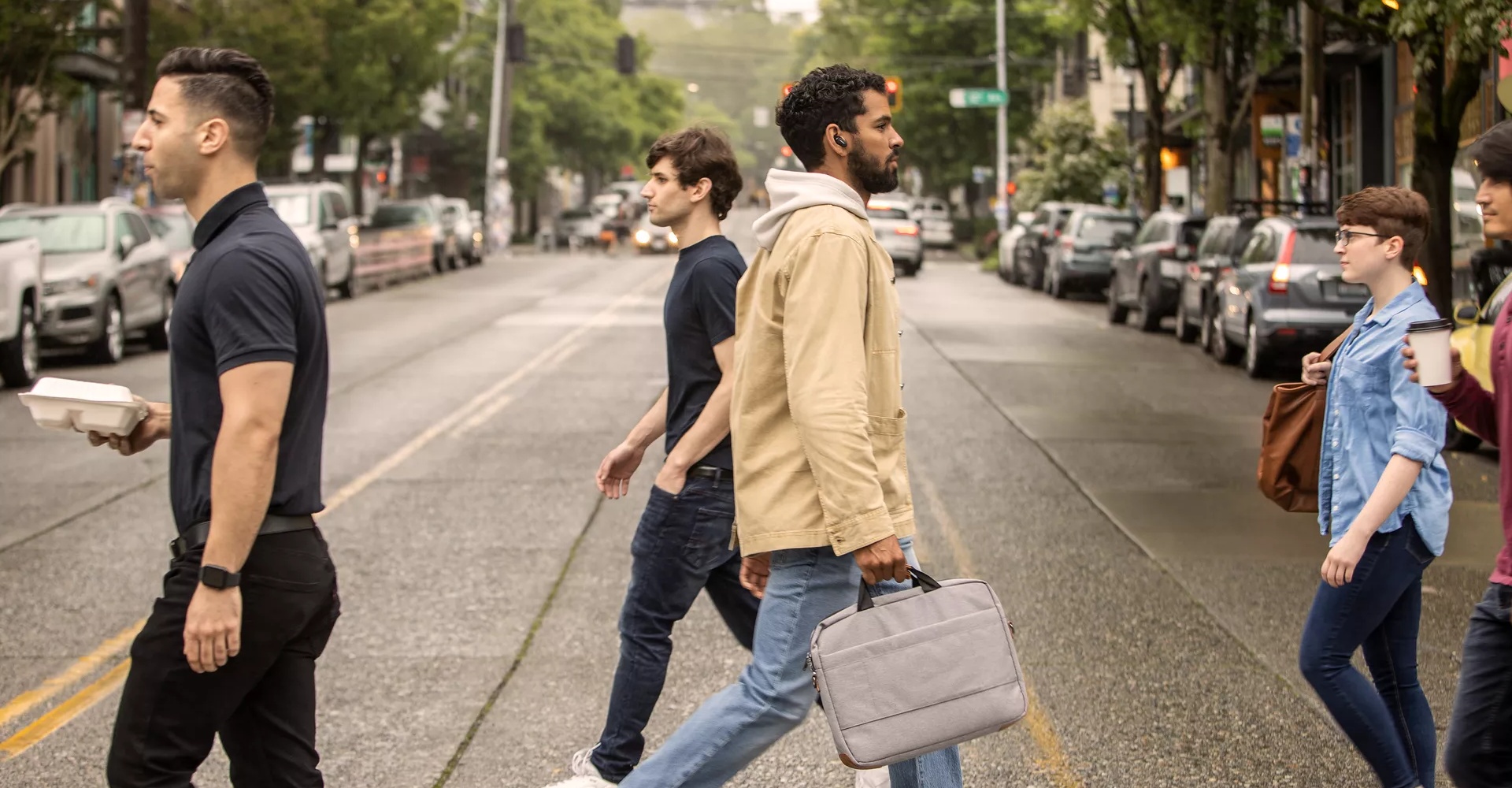 Des gens qui traversent la rue