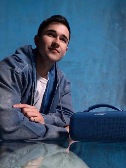 John Summit avec une enceinte portative Bose SoundLink Max